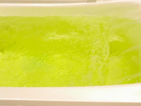 お風呂(黄色の入浴剤を入れた湯舟) お風呂(黄色の入浴剤を入れた湯舟) お風呂,風呂,お湯の写真素材
