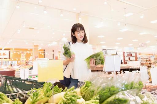 スーパーで買物をする若い女性 スーパーで買物をする若い女性の写真