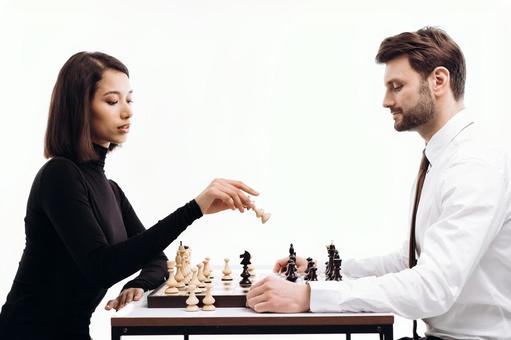 チェスをする男女(白背景) チェスをする男女(白背景)の写真