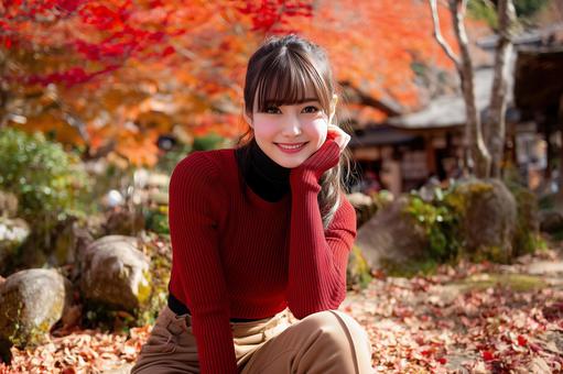 紅葉を楽しむ笑顔の女性 紅葉を楽しむ笑顔の女性の写真