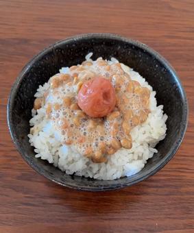 あきたこまちご飯に納豆と紫蘇漬け梅干し 茶碗飯,あきたこまち,ご飯の写真素材