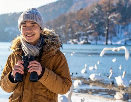 冬の湖・白鳥を観察する彼 冬の湖・白鳥を観察する彼の写真