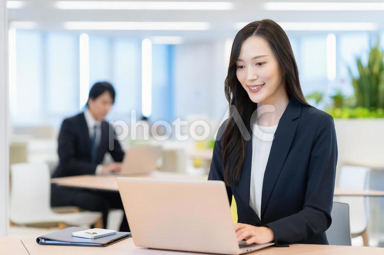 オフィスで働くビジネスウーマン ビジネス,オフィス,女性の写真素材