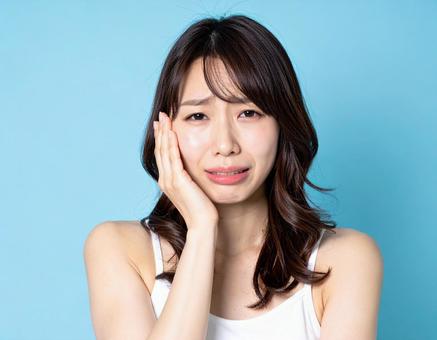悲しい表情の女性 ブルー背景3 悲しい表情の女性 ブルー背景3の写真