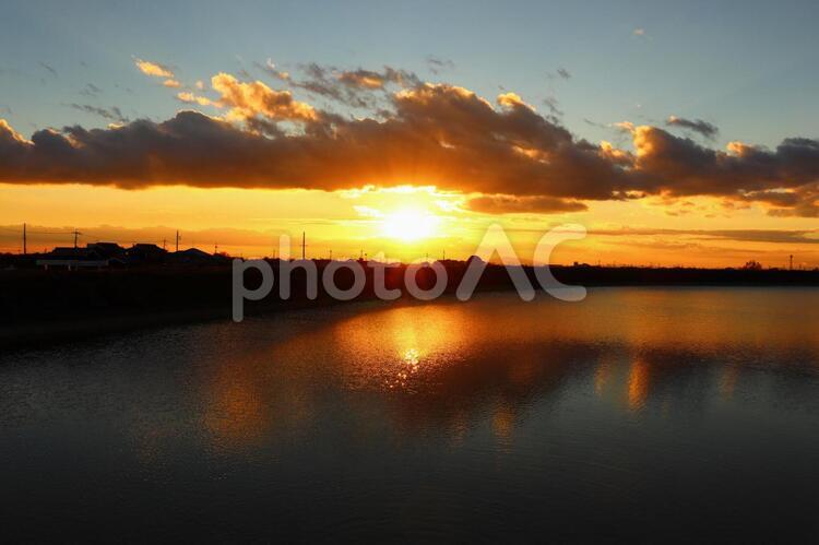 水面に写る夕焼け 2 日没,夕景,夕焼けの写真素材