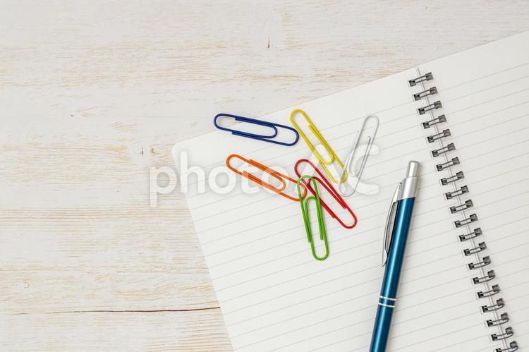 デスク俯瞰｜クリップ,ノート,ペン ビジネス,デスク,俯瞰の写真素材