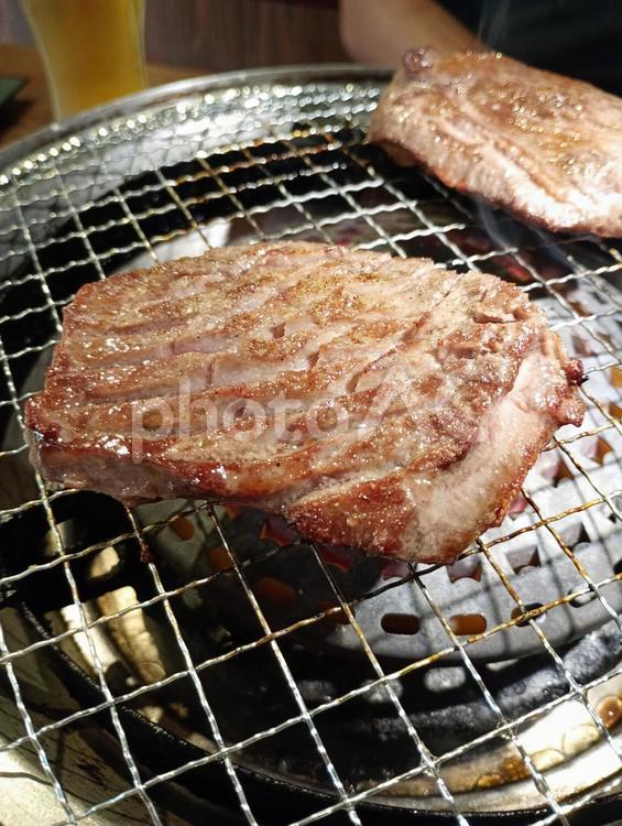 厚切りのタン 焼肉,焼肉屋,タンの写真素材