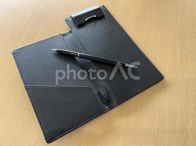 黒革のクリップボードとボールペン クリップボード,ボールペン,ペンの写真素材