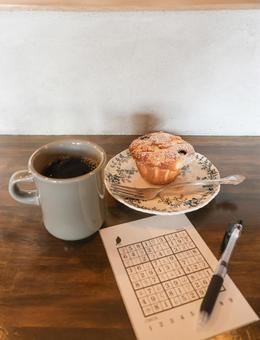 コーヒーとマフィンとナンプレ コーヒー,マフィン,カフェの写真素材