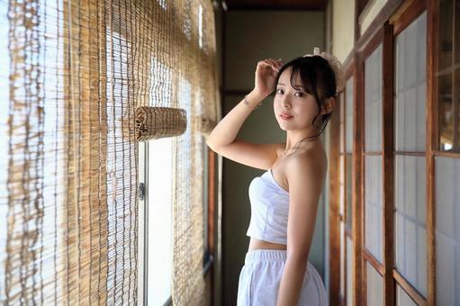 古民家の縁側でカメラ目線の女性 古民家の縁側でカメラ目線の女性 女性,リラックス,風呂上りの写真素材