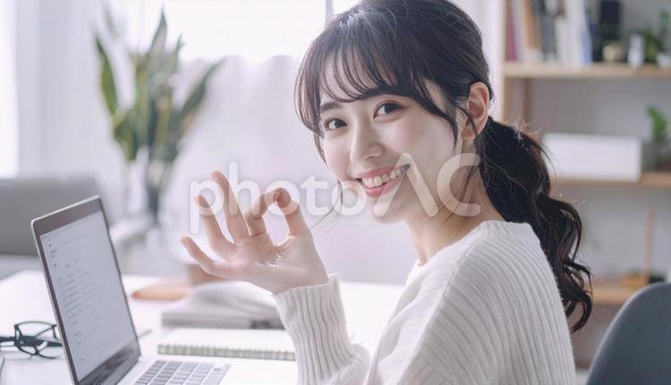 家計がうまくいきスマホ片手に微笑む女性 パソコン,家計簿,節約の写真素材
