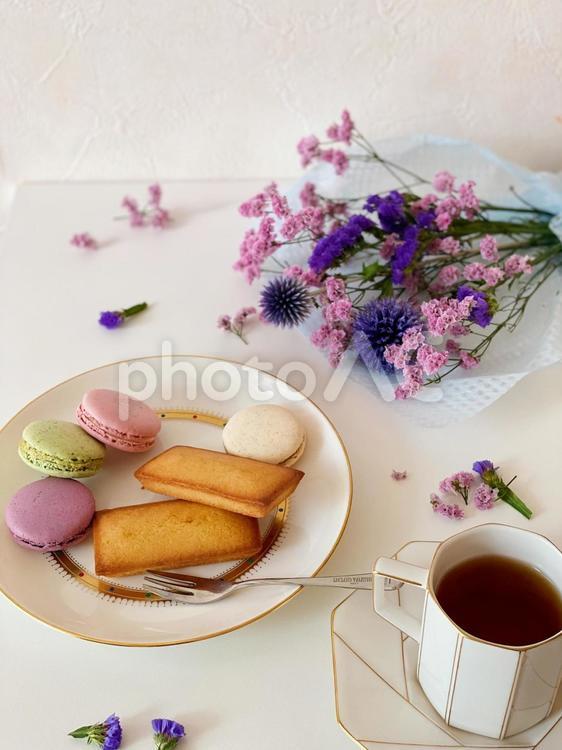 マカロンとブーケとコーヒー マカロン,コーヒー,コーヒータイムの写真素材