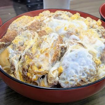卵とじのカツ丼(大盛り) 卵とじのカツ丼(大盛り)の写真