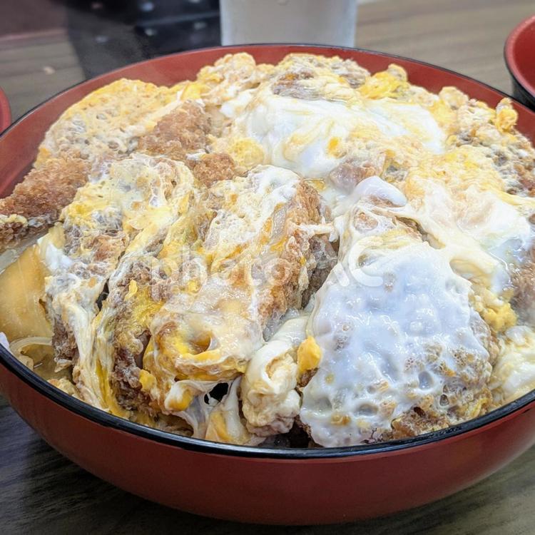 卵とじのカツ丼(大盛り) 卵とじのカツ丼(大盛り) カツ丼,卵とじ,食べ物の写真素材