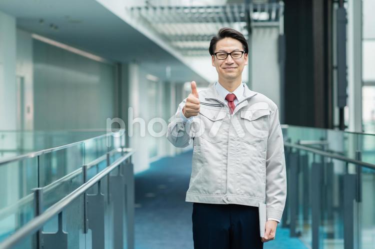 オフィスで働く男性エンジニア 日本人,人物,男性の写真素材