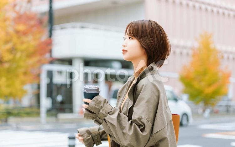 秋の街を歩く女性・ビジネスウーマン 女性,秋,ビジネスの写真素材