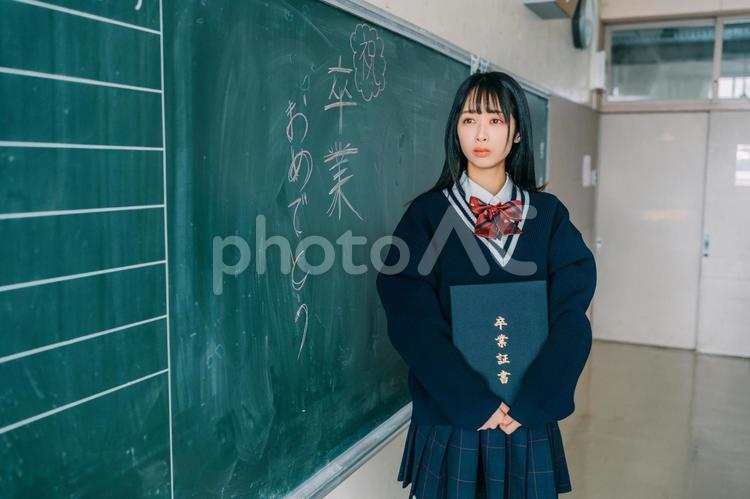 教室で卒業証書を持って悲しむ女子高校生 女性,女子高,高校生の写真素材
