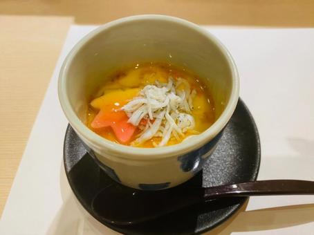 白い宝石と海の恵み:高級鮨屋の茶碗蒸し 白い宝石と海の恵み:高級鮨屋の茶碗蒸しの写真