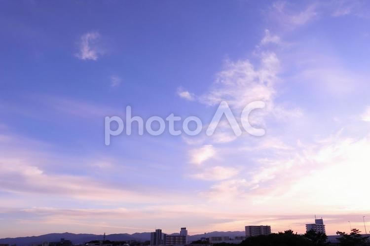 夕暮れ時のピンクの空が美しい空の壁紙 空,青空,青の写真素材