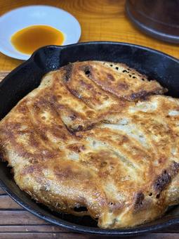 鉄板焼き餃子 餃子,焼き餃子,鉄板焼きの写真素材