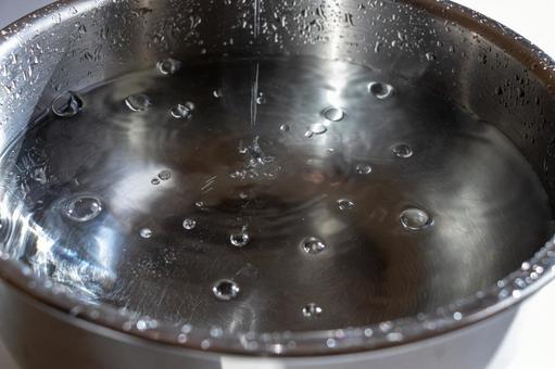 金属の器に水を溜める 金属の器に水を溜める 水,溜める,器の写真素材