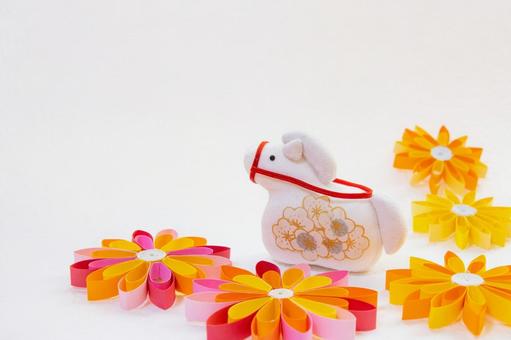 白馬の置物とペーパーフラワーの年賀状背景 午年,年賀状,白馬の写真素材