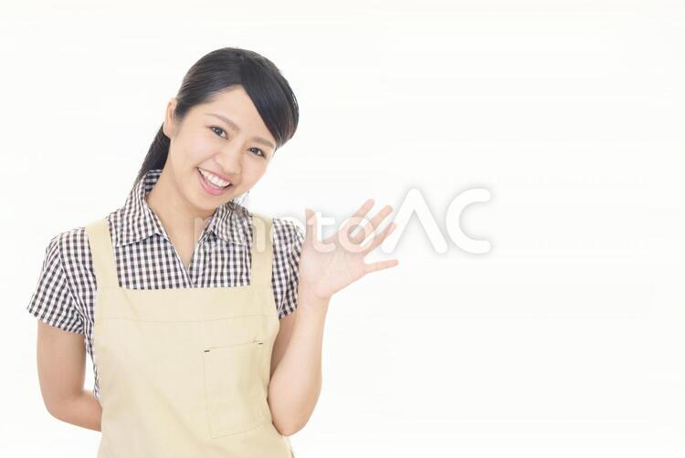 エプロンを着た笑顔の女性 女性,女,主婦の写真素材