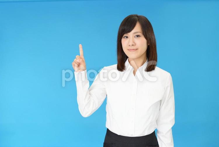 指示する笑顔のビジネスウーマン 女性,ビジネスウーマン,女の写真素材