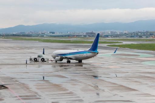 雨上がりの雰囲気を残す福岡空港と飛行機 雨上がりの雰囲気を残す福岡空港と飛行機 飛行機,航空機,旅客機の写真素材