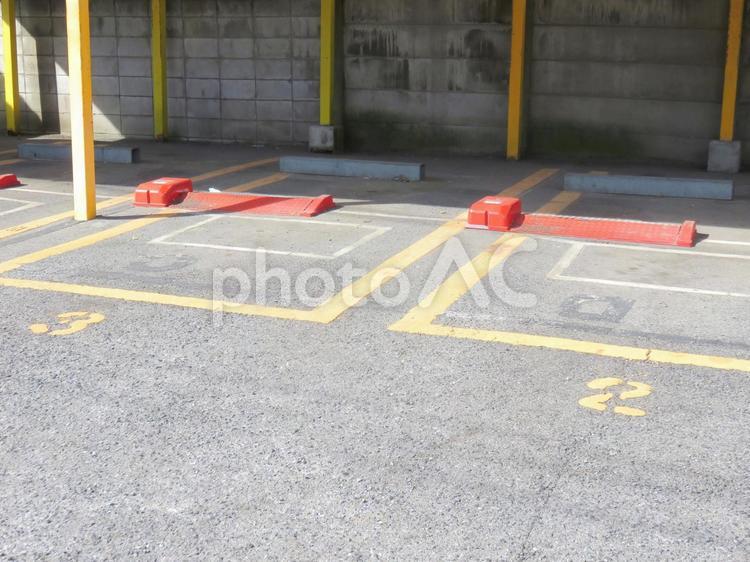 コインパーキングの跳ね上がる車止め ロック板式,フラップ式,駐車場の写真素材