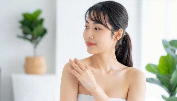 自宅でお化粧をする女性 自宅でお化粧をする女性の写真