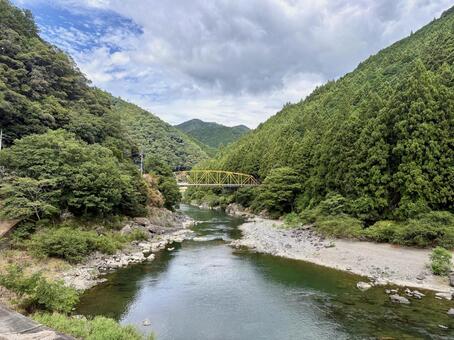 奈良　川上村　黄色の橋 黄色の橋,川上村,奈良の写真素材