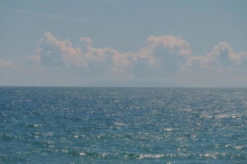夏の函館の海 海辺,波,さざなみの写真素材