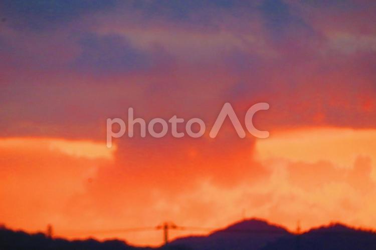 １２月上旬の大池からの朝焼けの空 背景,朝焼け,たそがれの写真素材