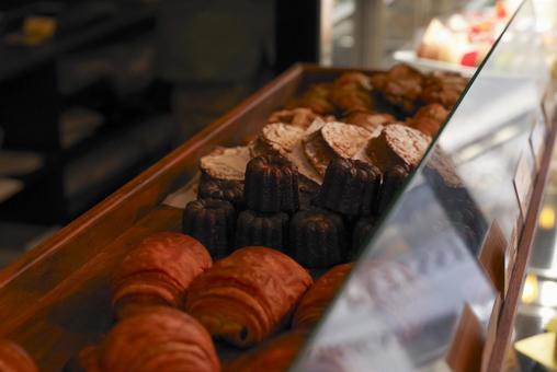 洋菓子店に並ぶ美味しそうな焼き菓子 洋菓子店に並ぶ美味しそうな焼き菓子 洋菓子,ケーキ,スイーツの写真素材