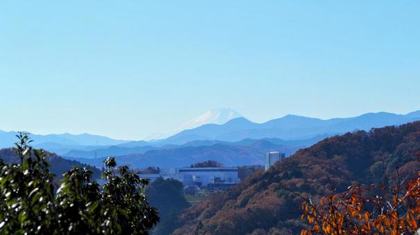 天覧山から見る富士山&紅葉の山(飯能市) 天覧山から見る富士山&紅葉の山(飯能市)の写真
