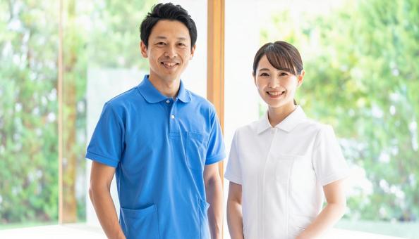 介護施設で働く作業療法士の男女介護職員 介護施設で働く作業療法士の男女介護職員の写真