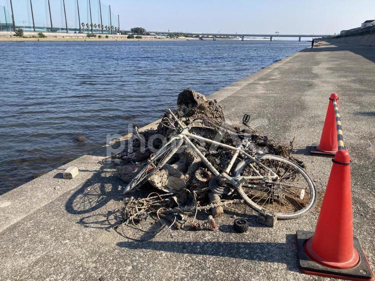 川に捨てられていた自転車 川,自転車,ゴミの写真素材