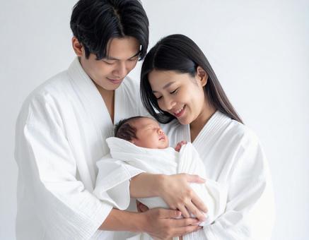 赤ちゃんを抱く幸せそうな夫婦 赤ちゃんを抱く幸せそうな夫婦の写真