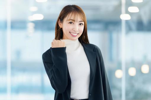 ガッツポーズをする女性・ビジネスウーマン 女性,ガッツポーズ,笑顔の写真素材