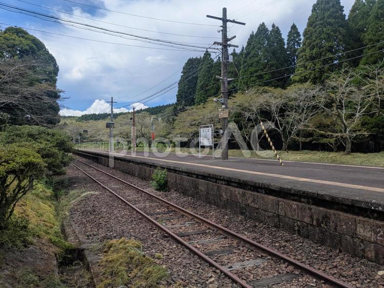 JR肥薩線・大畑駅の線路とホーム JR肥薩線・大畑駅の線路とホーム 熊本,熊本県,人吉の写真素材