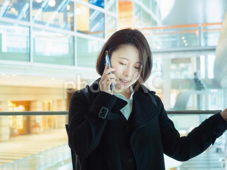 【女性】外回りの仕事をする女性 ol,オフィスレディ,女性の写真素材