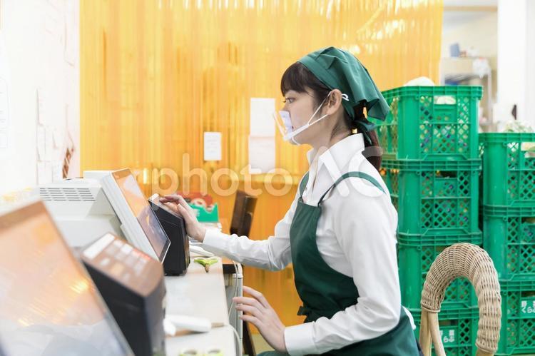 スーパーの裏方で働く人々　値札ラベル作成 スーパー,スーパーマーケット,バックヤードの写真素材