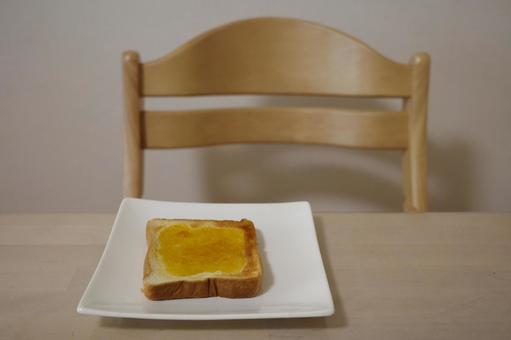 トーストクリームを塗った食パンと椅子 トーストクリームを塗った食パンと椅子 パン,机,トーストクリームの写真素材