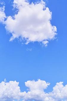暑さを感じる発達中の雲と青空 暑さを感じる発達中の雲と青空の写真