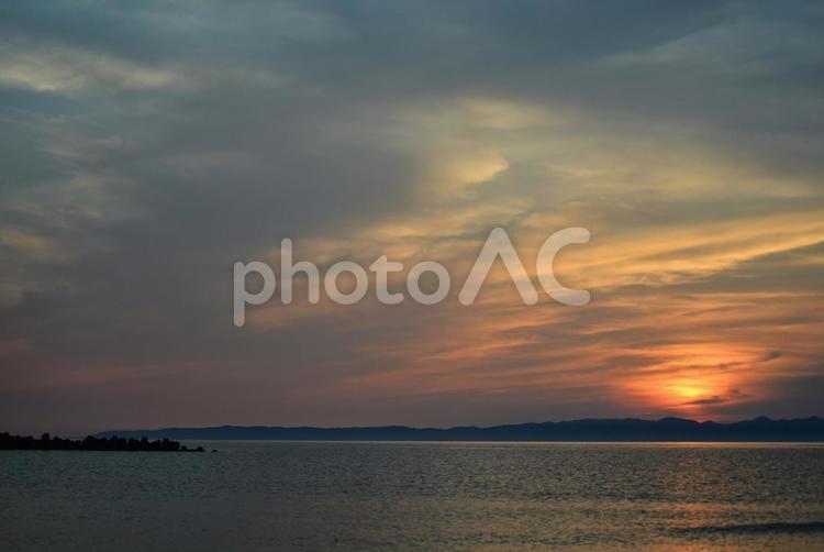 情緒的な夕空（日本海の日没） 日没,夕凪,夕空の写真素材