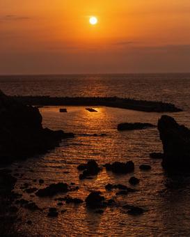 上ノ国海岸から望む夕陽 上ノ国海岸から望む夕陽 夕陽,夕日,奇岩の写真素材