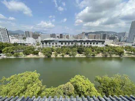 【風景写真】広島城からの眺め 【風景写真】広島城からの眺め 広島城,本丸,木々の写真素材