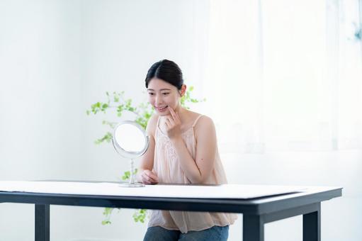 口に手を当てる女性 歯,口元,オーラルケアの写真素材