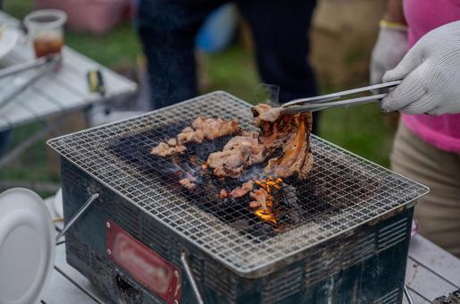 バーベキューの風景 バーベキュー,bbq,仲間の写真素材